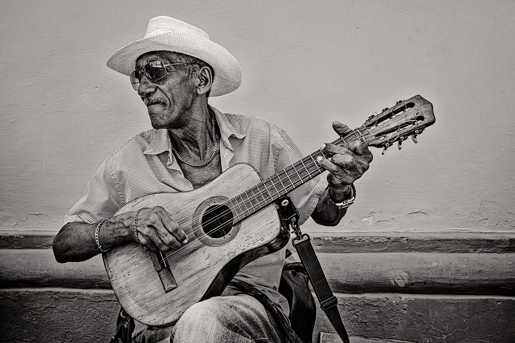 cuba-guiterplayer1