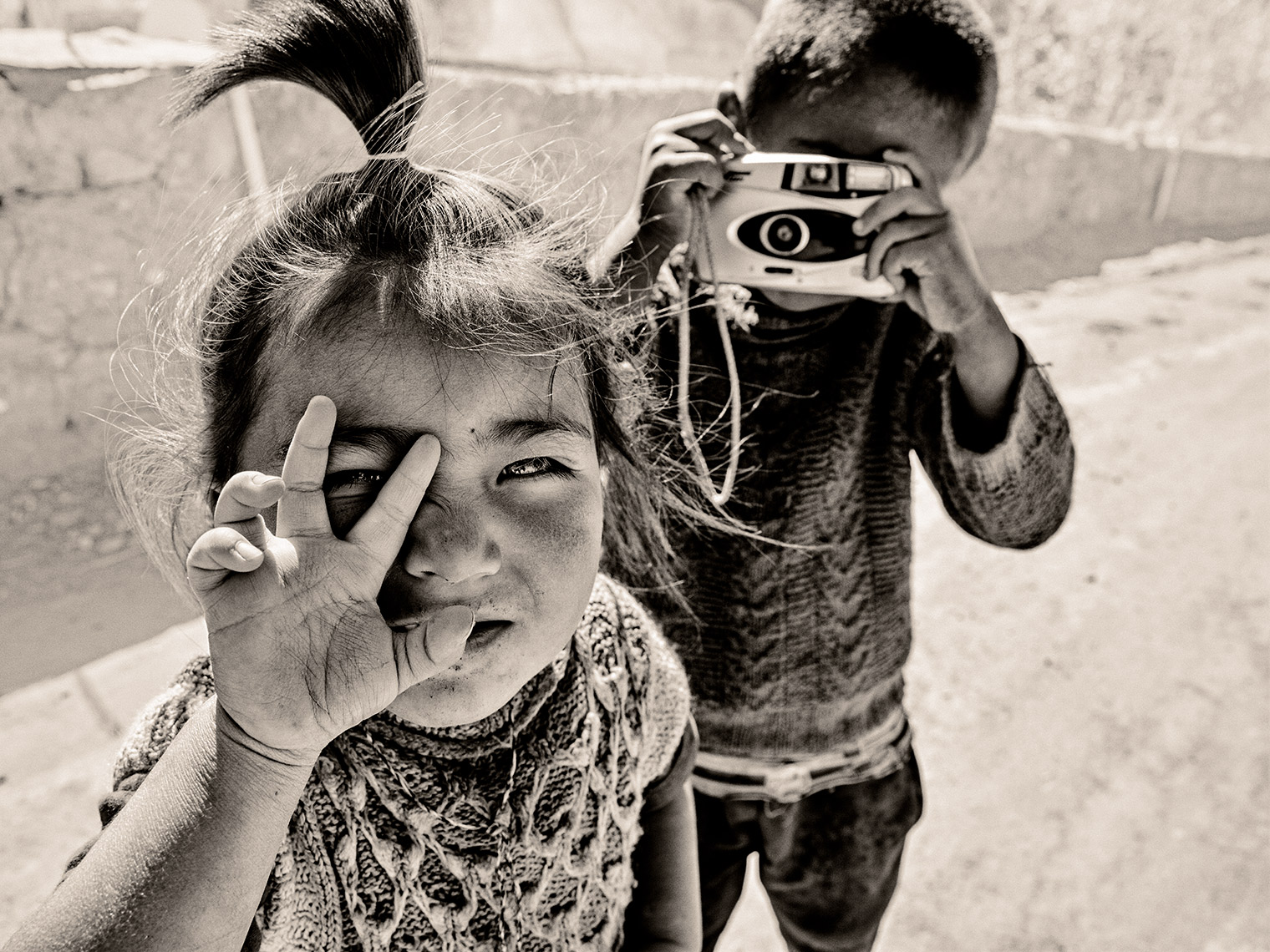 india-kidswithcamera